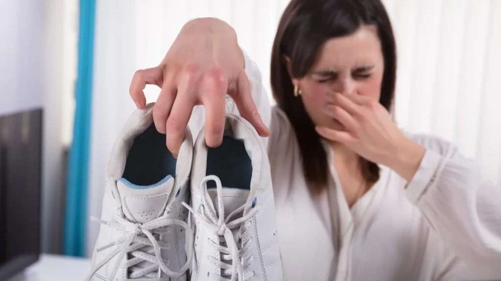 از بین بردن بوی بد کفش